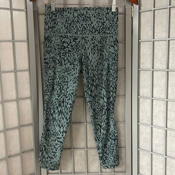 Athleta Pants - Athleta Salutation Stash Pocket Printed 7/8 Tight Legging, Teal and Black Size S